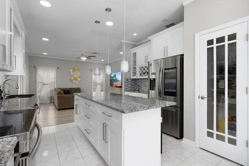 Luxurious 4 Bedroom Home with Pool near Disney in Davenport, USA