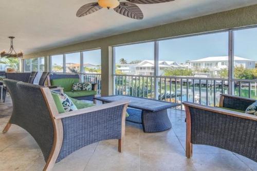 Exceptional VENETIAN SHORES home with pool, dock and boat lift, home in Islamorada, USA