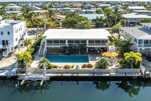 Exceptional VENETIAN SHORES home with pool, dock and boat lift, home in Islamorada, USA
