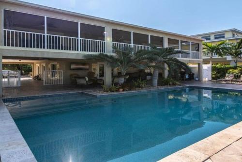Exceptional VENETIAN SHORES home with pool, dock and boat lift, home in Islamorada, USA