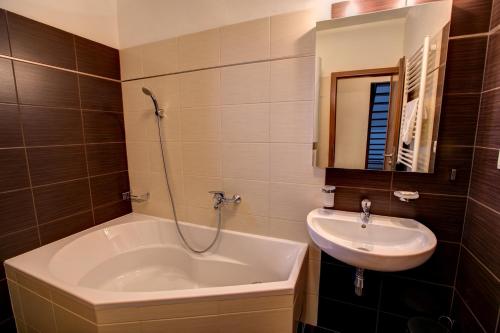 Maisonette Apartment with Balcony and Extra Bed image 8