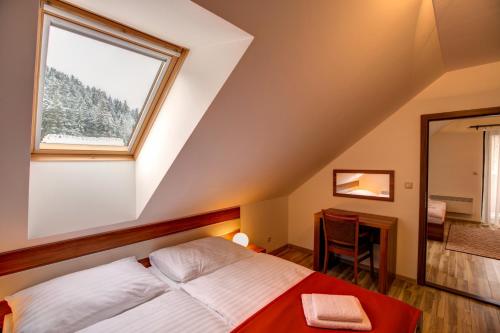 Maisonette Apartment with Balcony and Extra Bed image 2