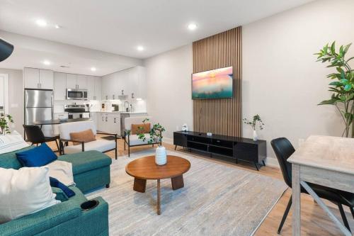 NoLibs, by Fishtown, Rooftop, Sleeps 4, King Bed in Philadelphia, USA