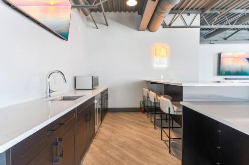 NoLibs, by Fishtown, Rooftop, Sleeps 4, King Bed in Philadelphia, USA