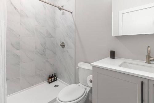 NoLibs, by Fishtown, Rooftop, Sleeps 4, King Bed in Philadelphia, USA