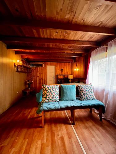 Casa con habitación privada y baño con ducha