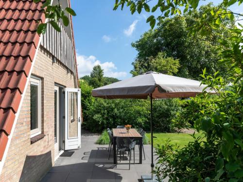 Balkons/terase, Holiday Home in Meeussen with Private Garden in Mook en Middelaar