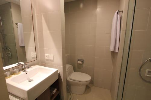 Deluxe Upper Floor Room, Double Bed with Pool View  image 8