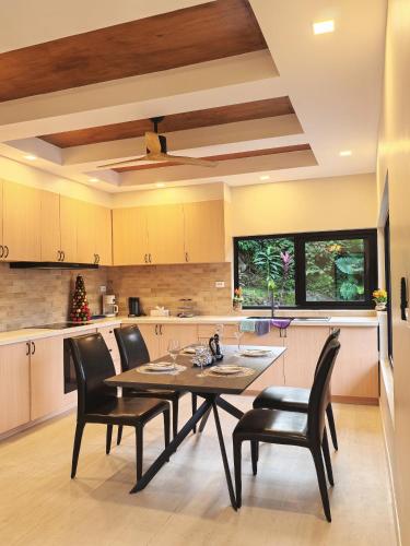 modern hill villa 山间观海私人别墅 in プーケット