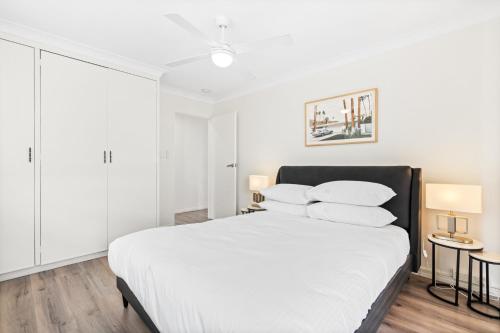 Elegant 2-Bed with Balcony by Parks and Amenities