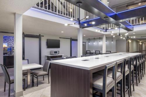 餐飲選擇, 貝斯特韋斯特麥卡倫酒店 (Best Western McCarran Inn) in 大道以東地帶