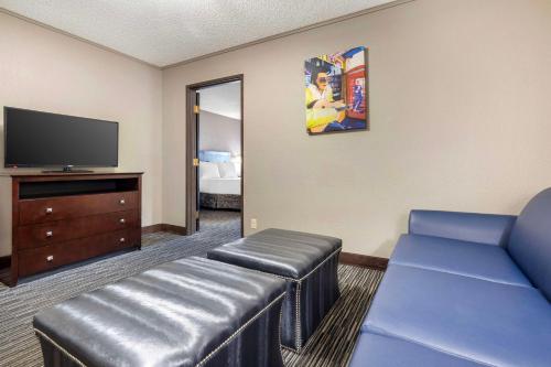 2 queen beds, 1 sofa bed