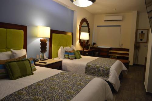 Queen Room with Two Queen Beds image 8