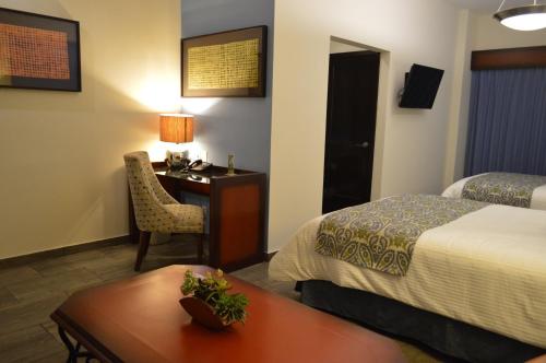 Queen Room with Two Queen Beds image 5