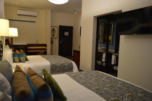 Queen Room with Two Queen Beds image 4