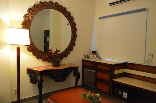 Queen Room with Two Queen Beds image 3