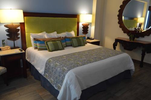 Hotel HBlue Stop at Hotel Blue to discover the wonders of La Paz. Offering a variety of facilities and services, the hotel provides all you need for a good nights sleep. Service-minded staff will welcome and gui