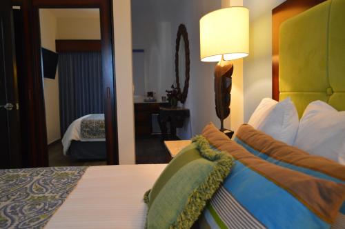 Deluxe Double Room image 9