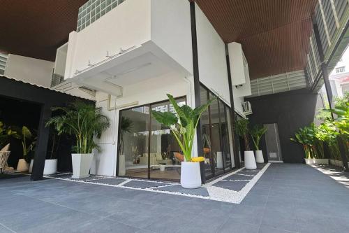 Bangkok City Center Sukhumvit Four-Bedroom Villa Near Cowboy Street - image 13
