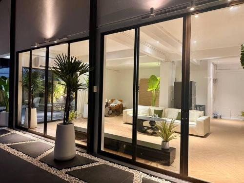 Bangkok City Center Sukhumvit Four-Bedroom Villa Near Cowboy Street