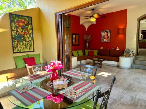 Newer & Roomy w/2 Pools. No Car Needed. Beaches, Restaurants & Shopping W/I walking distance. Taxis and buses abundant for reasonable price if needed, Zihuatanejo (foto 7)