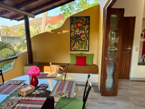 Newer & Roomy w/2 Pools. No Car Needed. Beaches, Restaurants & Shopping W/I walking distance. Taxis and buses abundant for reasonable price if needed, Zihuatanejo (foto 10)