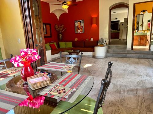Newer & Roomy w/2 Pools. No Car Needed. Beaches, Restaurants & Shopping W/I walking distance. Taxis and buses abundant for reasonable price if needed, Zihuatanejo (foto 6)