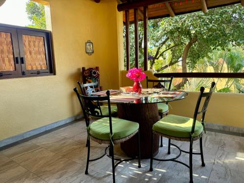 Newer & Roomy w/2 Pools. No Car Needed. Beaches, Restaurants & Shopping W/I walking distance. Taxis and buses abundant for reasonable price if needed, Zihuatanejo (foto 9)