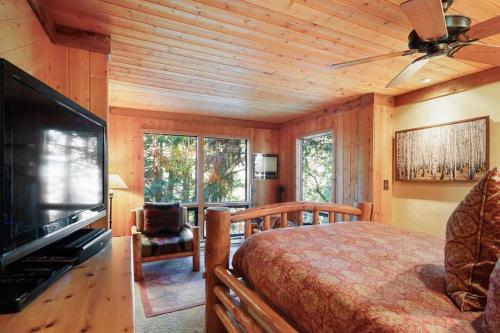 Beartooth Lodge with Hot Tub and Stuart Falls Views Beartooth Lodge with Hot Tub and Stuart Falls Views