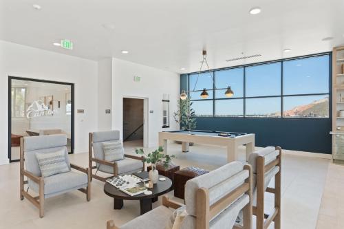 Incredible views! Pool,Gym,HTub Incredible views! Pool,Gym,HTub