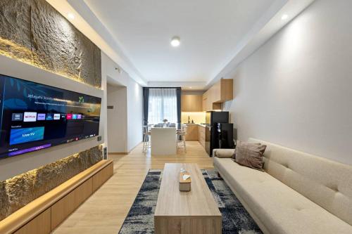 Newly Renovated 2BR Apt Direct Mall Access