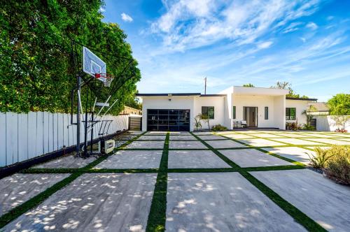 Poolside Paradise Villa 5BR 4BA in Los Angeles, USA