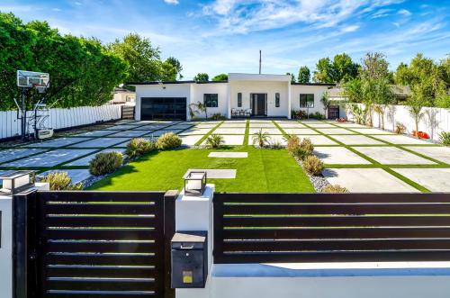 Poolside Paradise Villa 5BR 4BA in Los Angeles, USA