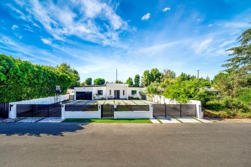 Poolside Paradise Villa 5BR 4BA in Los Angeles, USA