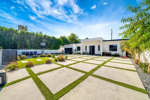 Poolside Paradise Villa 5BR 4BA in Los Angeles, USA