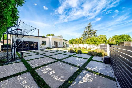 Poolside Paradise Villa 5BR 4BA in Los Angeles, USA