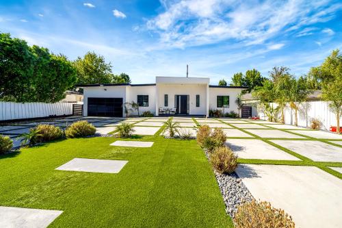 Poolside Paradise Villa 5BR 4BA in Los Angeles, USA