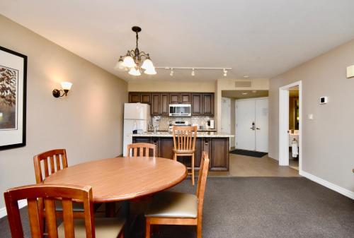 Jacuzzi Suite with King bed, full kitchen, Shanty Bay (foto 10)