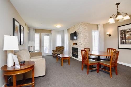 Jacuzzi Suite with King bed, full kitchen, Shanty Bay (foto 8)