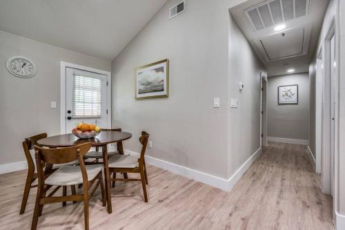 Luxury 4BR,2B Home, Hot Tub, Near DFW Airport, Modern Comfort Awaits in Irving, USA