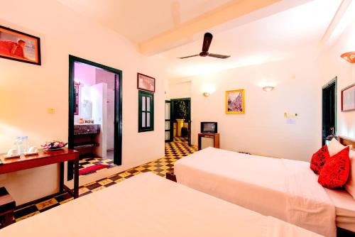 room detail thumbnail 2