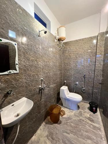 Budget Double Room image 3