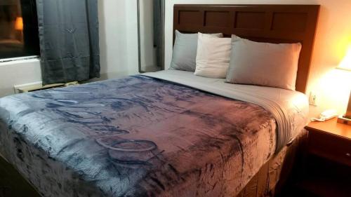 Hotel King Bed Hotel Studio 134 & Hot tub in Livingston, USA