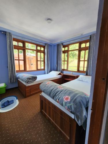 1 double bed, 1 twin bed