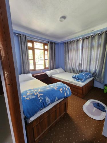 2 twin beds
