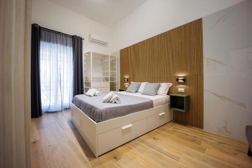Mike Suite Napoli, Neapol
