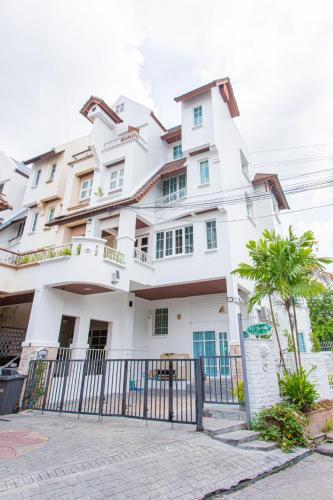 Private Pool Villa Resort style, Heart in bkk ,metro,cabaret show,RCA, jodd fair,chatuchak in กรุงเทพ