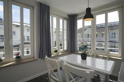 Ferienwohnung im Bäderstil mit Wintergarten - Villa Maria FeWo Maja 36, Göhren (foto 4)