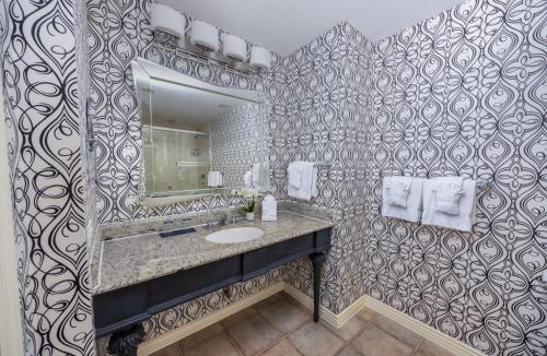 Deluxe King Room image 3