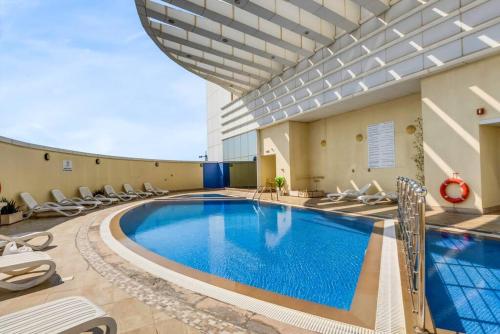 Waves - Charming Studio with Lake Views Close to Metro, Dubai (photo 3)